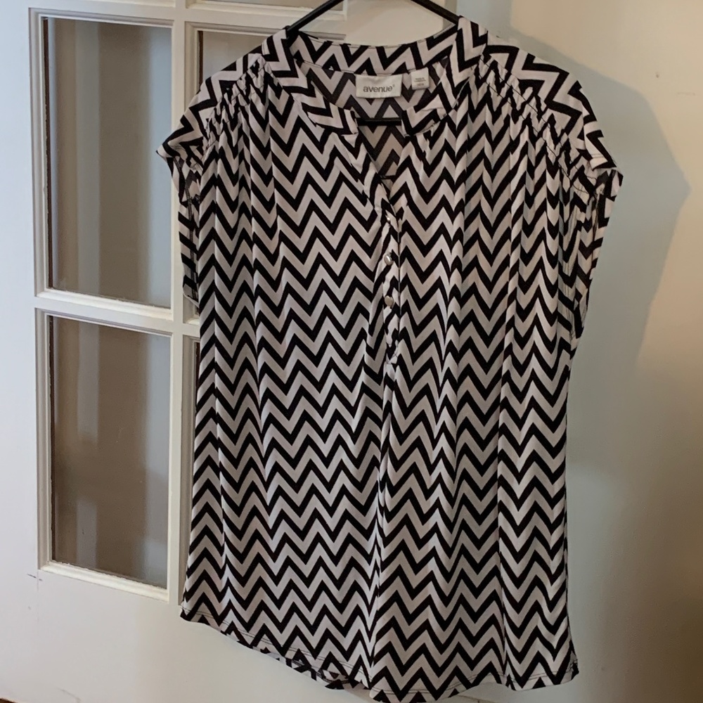Avenue size 14/16 Top Black and White Stretch